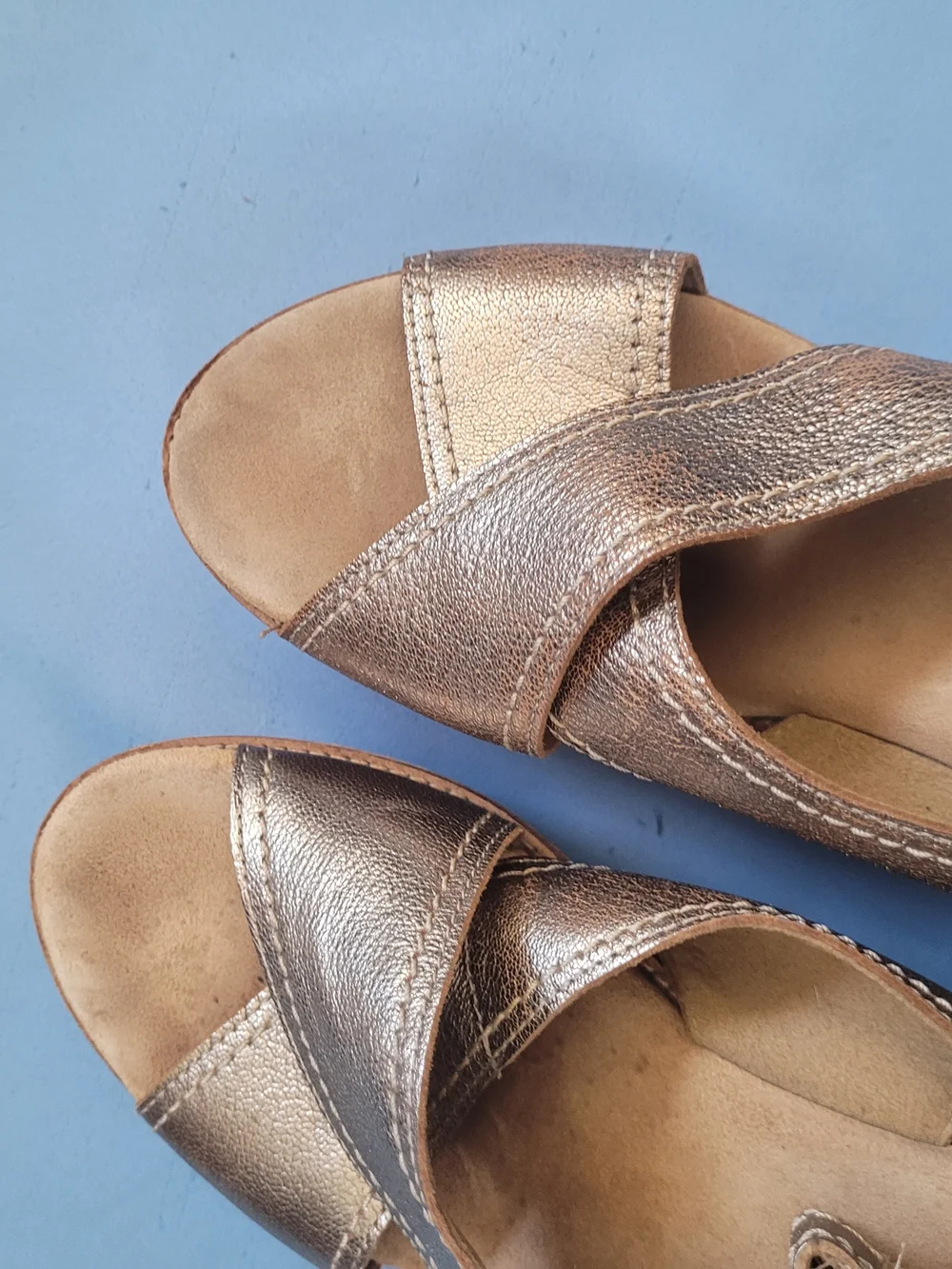 Metallic Gold Cork Wedge Sandals By Clarks Artisan Size 8.5 - Picture 7 of 9